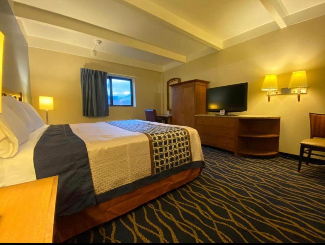 Economy Inn North Randall Ngoại thất bức ảnh
