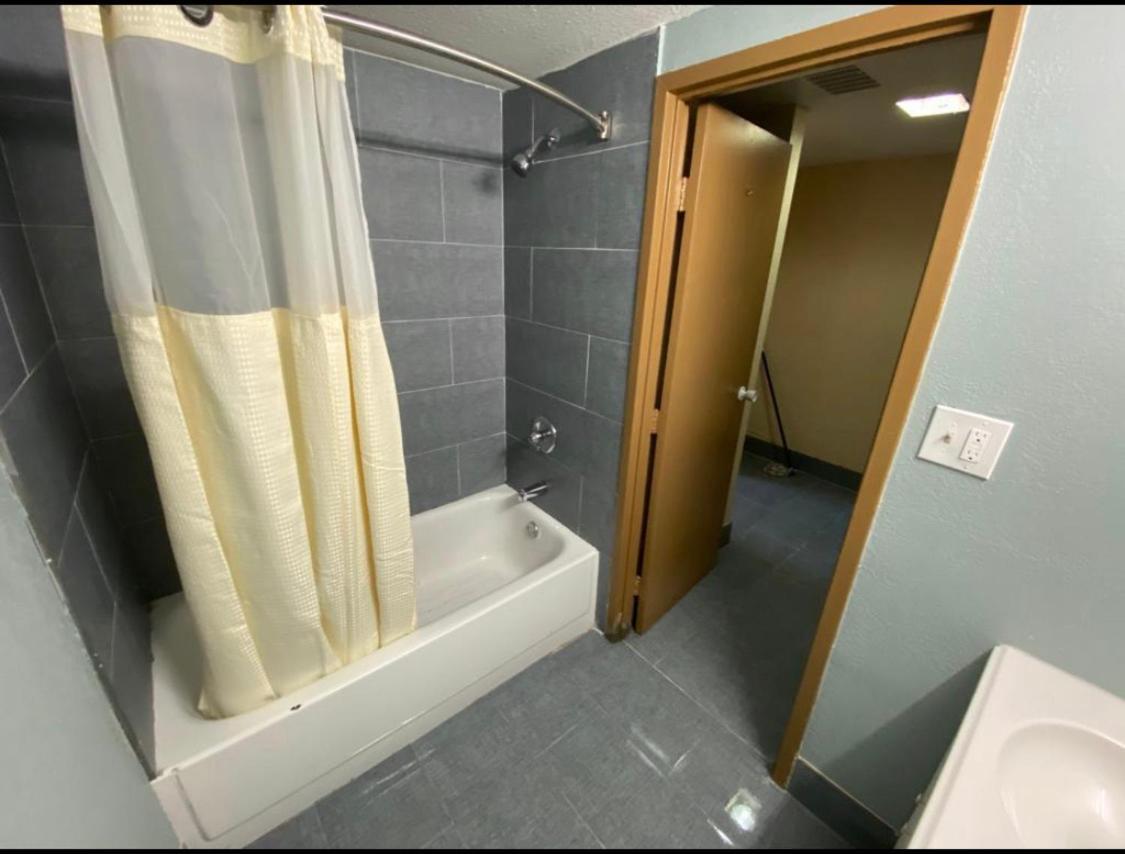 Economy Inn North Randall Ngoại thất bức ảnh