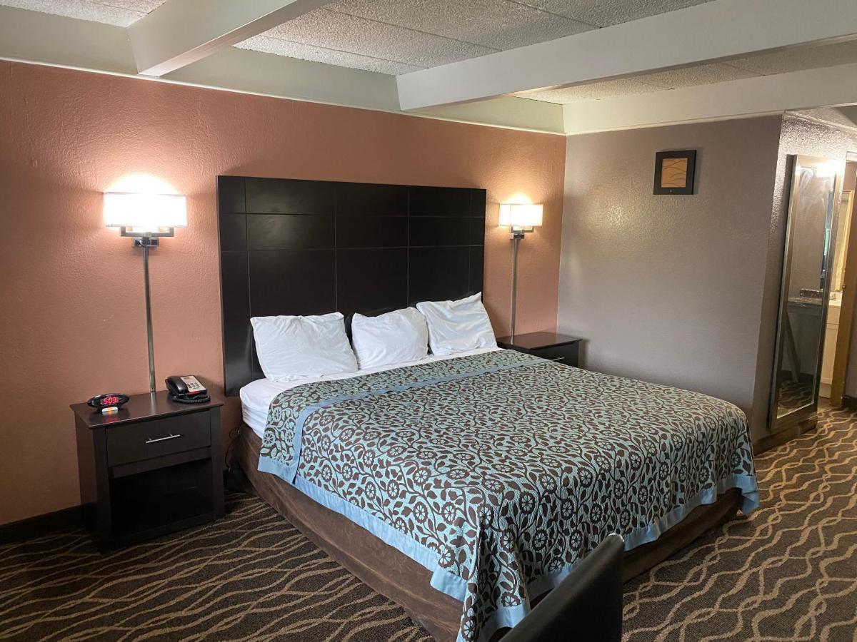 Economy Inn North Randall Ngoại thất bức ảnh