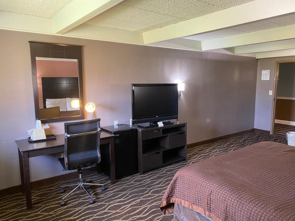 Economy Inn North Randall Ngoại thất bức ảnh