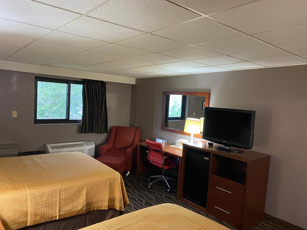 Economy Inn North Randall Ngoại thất bức ảnh