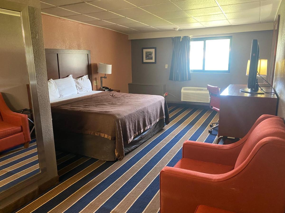 Economy Inn North Randall Ngoại thất bức ảnh