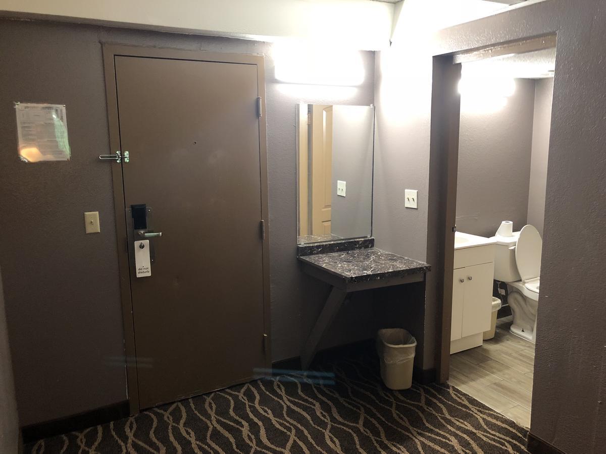 Economy Inn North Randall Ngoại thất bức ảnh
