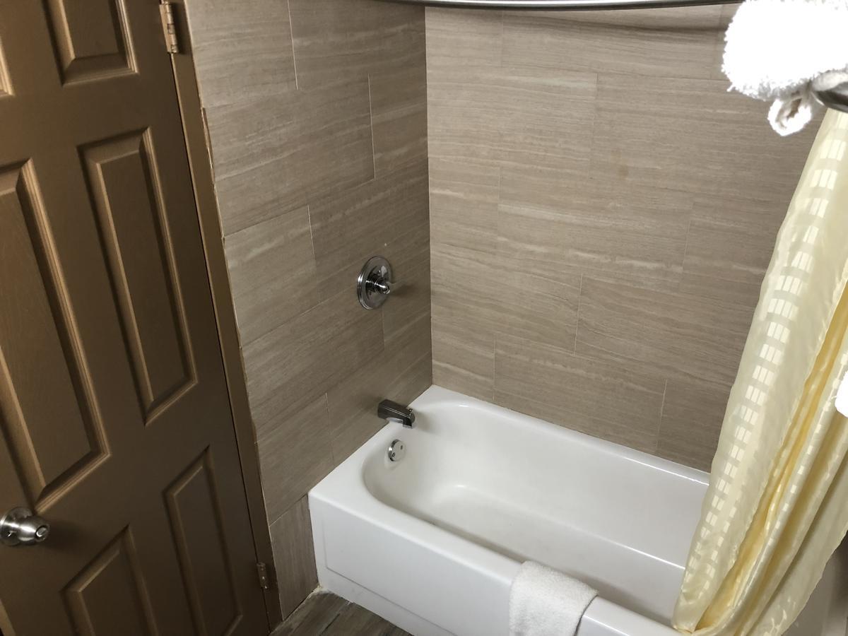 Economy Inn North Randall Ngoại thất bức ảnh